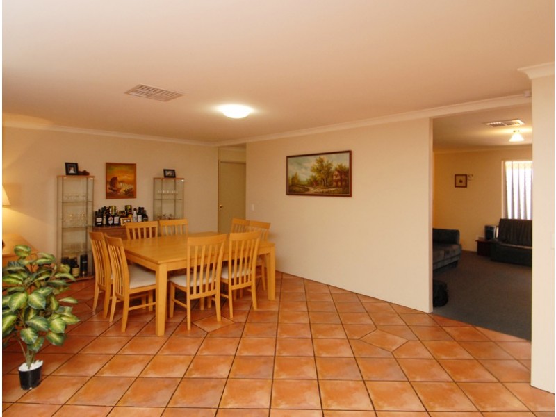 2/28 Hill View Tce, St James WA 6102
