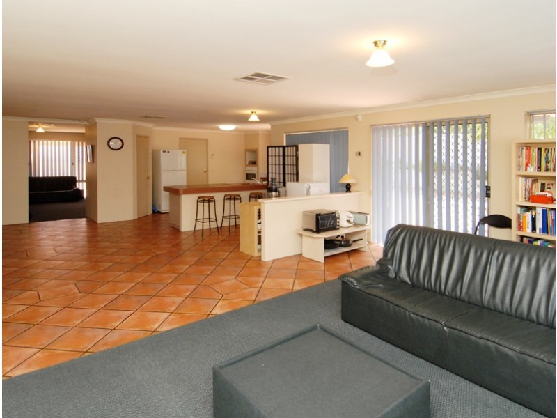 2/28 Hill View Tce, St James WA 6102