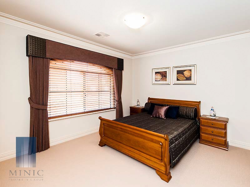 14 Crossman Pass, Salter Point WA 6152