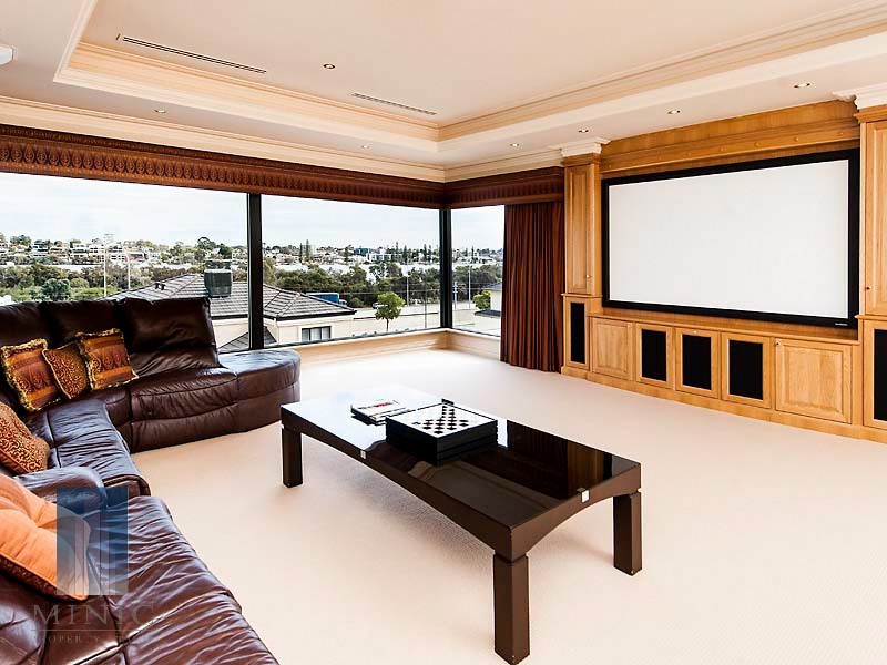 14 Crossman Pass, Salter Point WA 6152