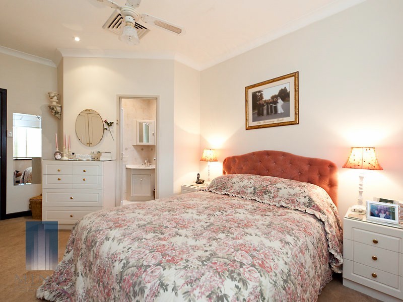 22 Teaguer Street, Wilson WA 6107