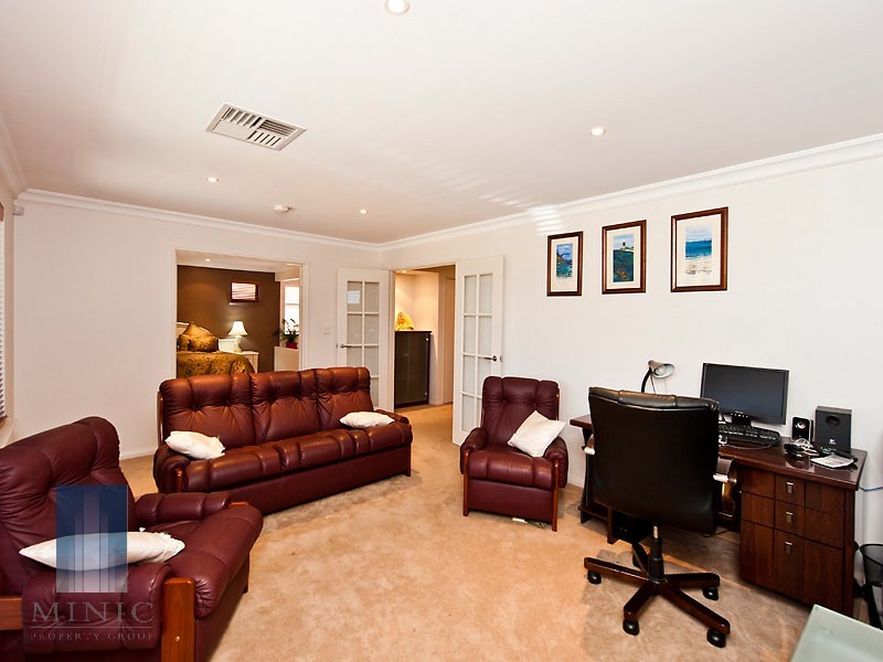 20 Hogg Avenue, Salter Point WA 6152