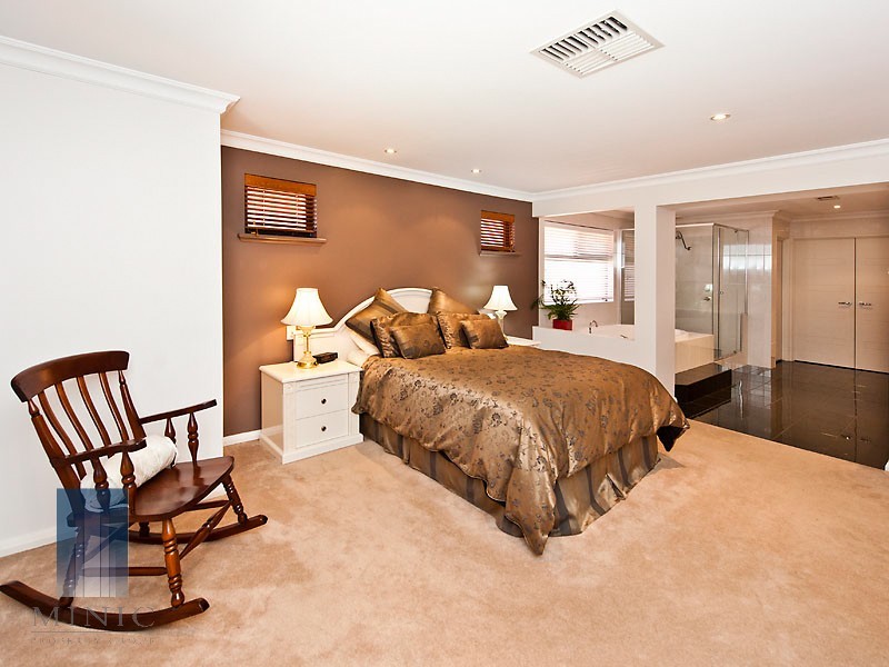 20 Hogg Avenue, Salter Point WA 6152