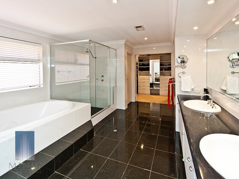 20 Hogg Avenue, Salter Point WA 6152