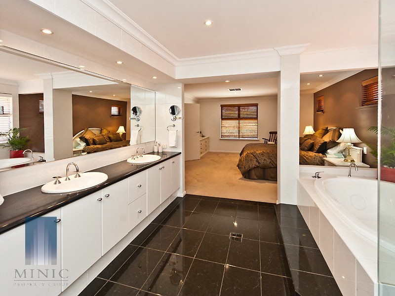 20 Hogg Avenue, Salter Point WA 6152