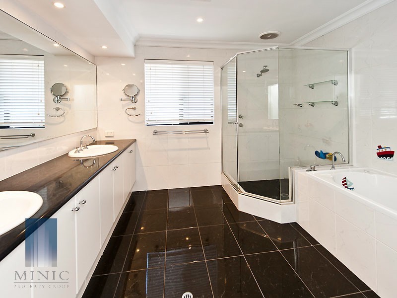 20 Hogg Avenue, Salter Point WA 6152