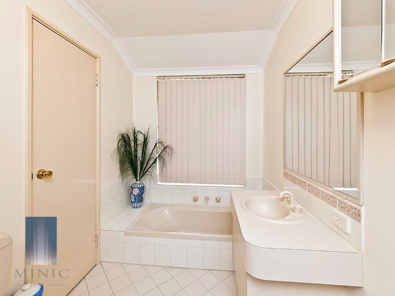 2/11 Duke Street, Bentley WA 6102