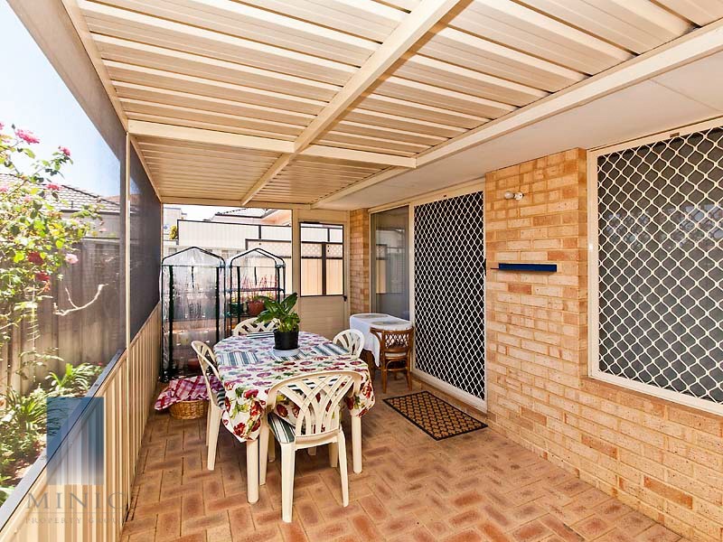 2/11 Duke Street, Bentley WA 6102