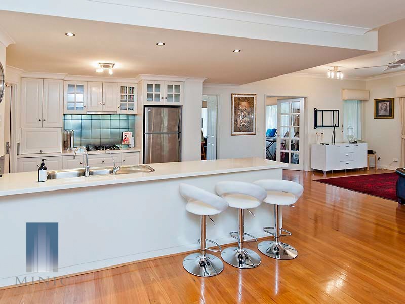 2 Kenneally Circuit, Salter Point WA 6152