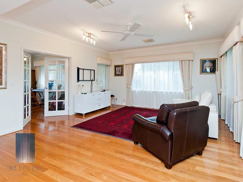 2 Kenneally Circuit, Salter Point WA 6152