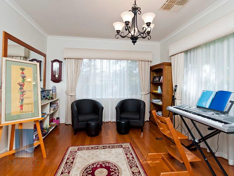 2 Kenneally Circuit, Salter Point WA 6152