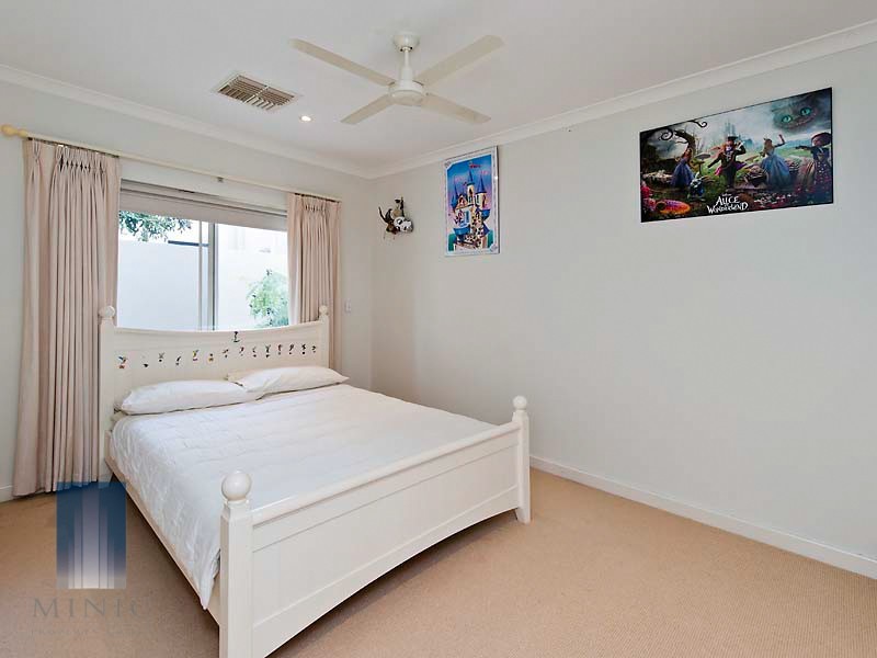 2 Kenneally Circuit, Salter Point WA 6152