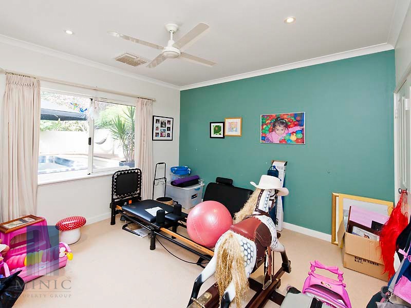 2 Kenneally Circuit, Salter Point WA 6152