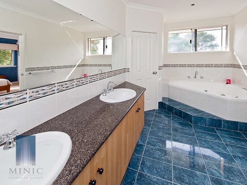 2 Kenneally Circuit, Salter Point WA 6152
