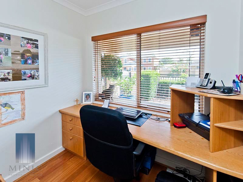 2 Kenneally Circuit, Salter Point WA 6152