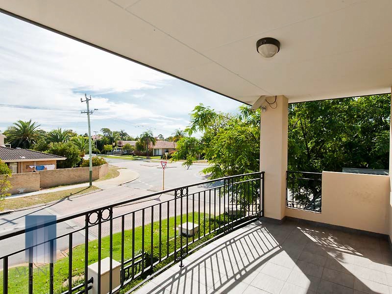 2 Kenneally Circuit, Salter Point WA 6152