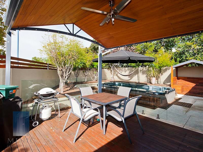 2 Kenneally Circuit, Salter Point WA 6152