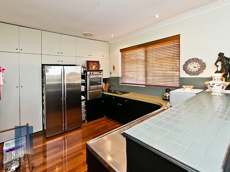 6 Edgewater Road, Salter Point WA 6152