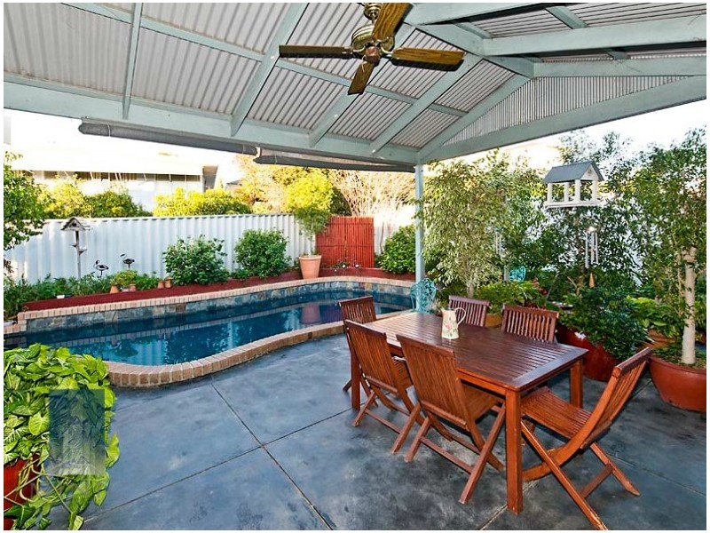 6 Edgewater Road, Salter Point WA 6152