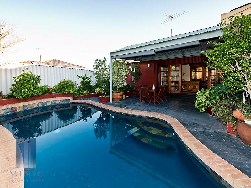 6 Edgewater Road, Salter Point WA 6152