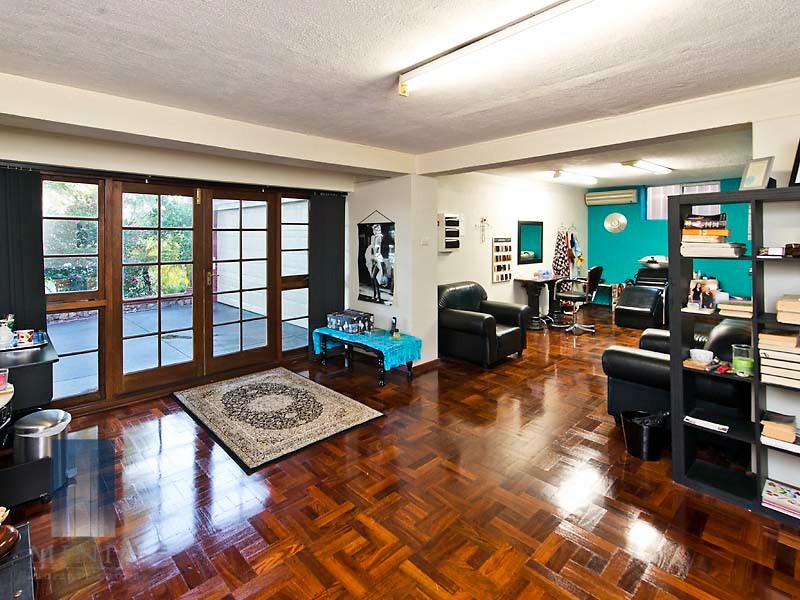 6 Edgewater Road, Salter Point WA 6152