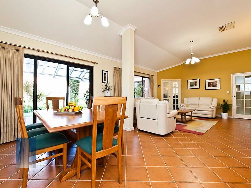 8 Irian Grove, Riverton WA 6148