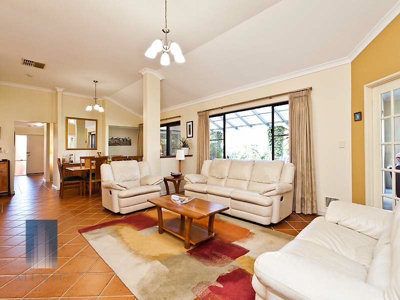 8 Irian Grove, Riverton WA 6148