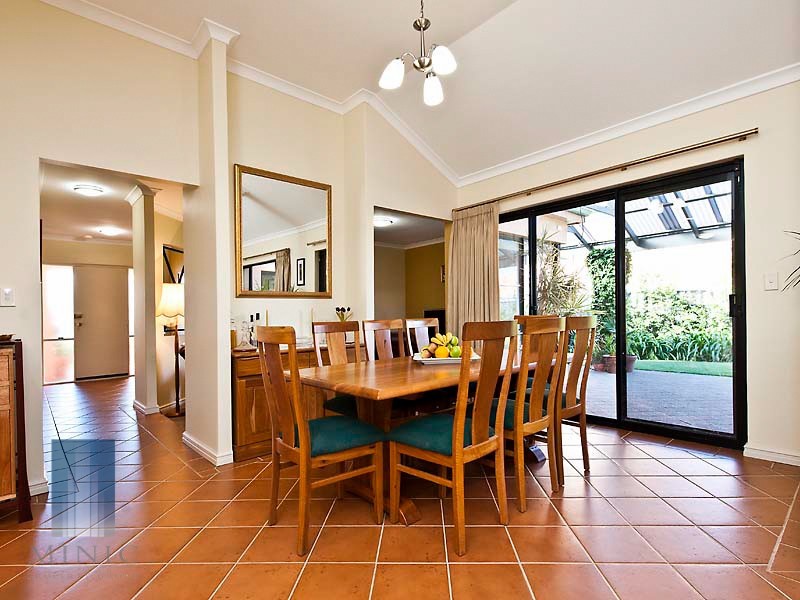 8 Irian Grove, Riverton WA 6148