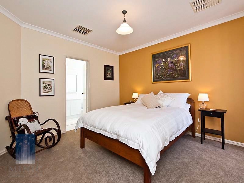 8 Irian Grove, Riverton WA 6148