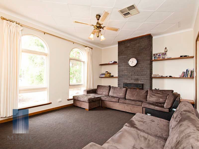 15 Pembury Road, Thornlie WA 6108
