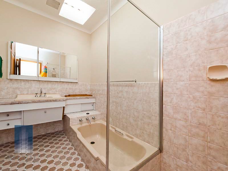 15 Pembury Road, Thornlie WA 6108