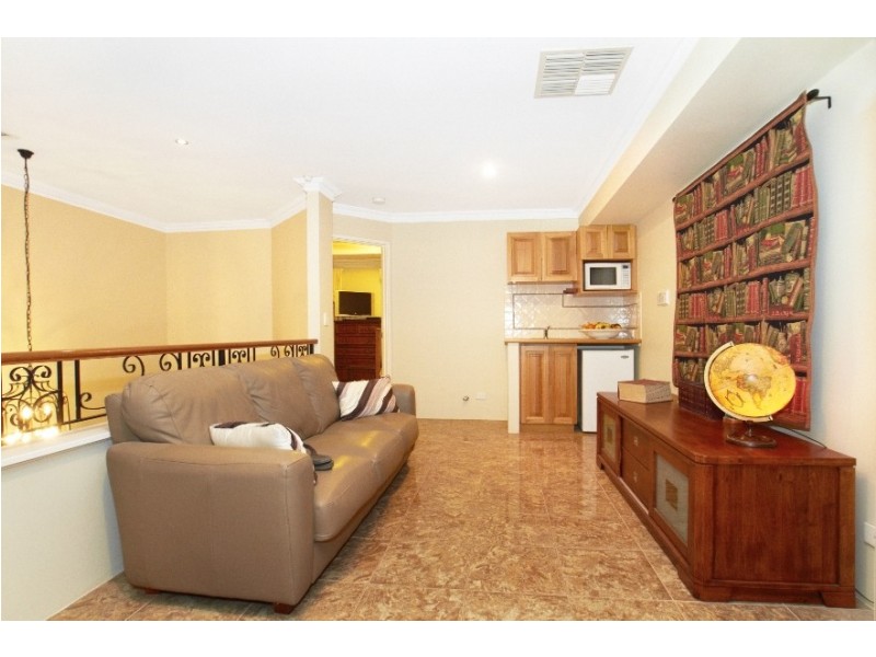 8 Crest Avenue, Mount Pleasant WA 6153