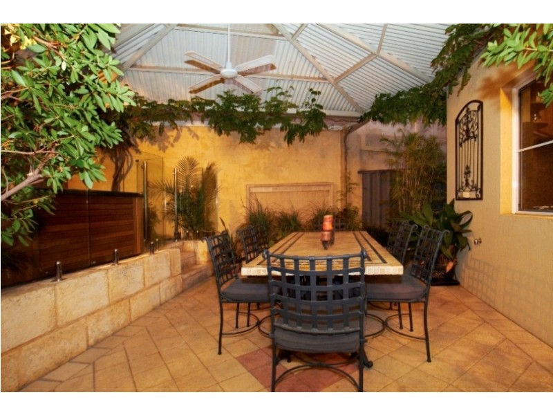 8 Crest Avenue, Mount Pleasant WA 6153