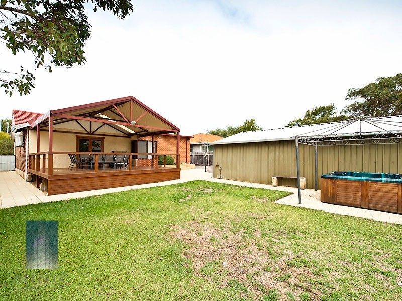 18 Treeby Street, Coolbellup WA 6163