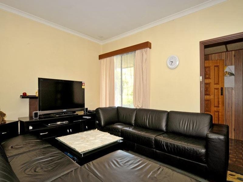 43 Barnsley Street, Queens Park WA 6107