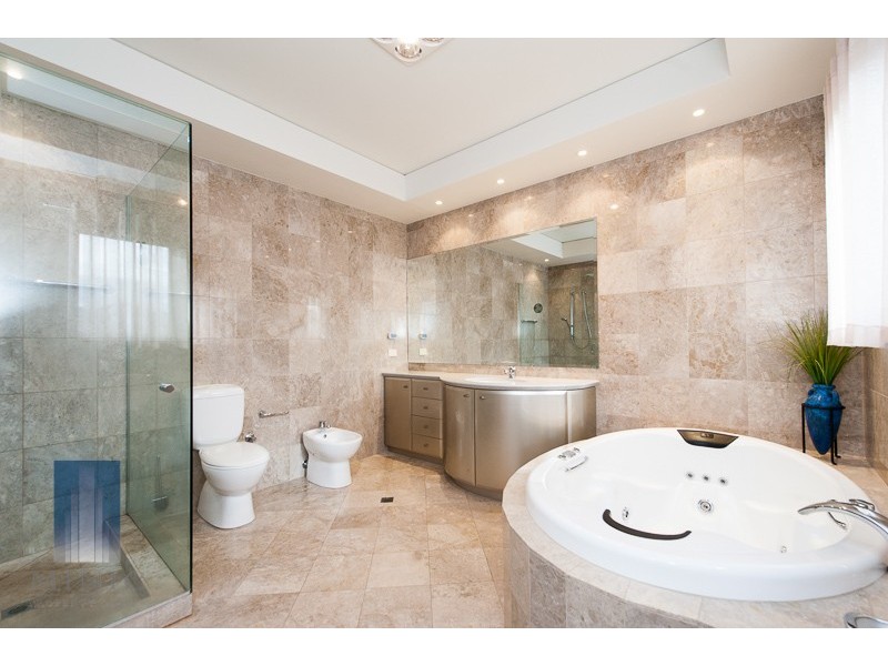 3 Crowley Vista, Salter Point WA 6152