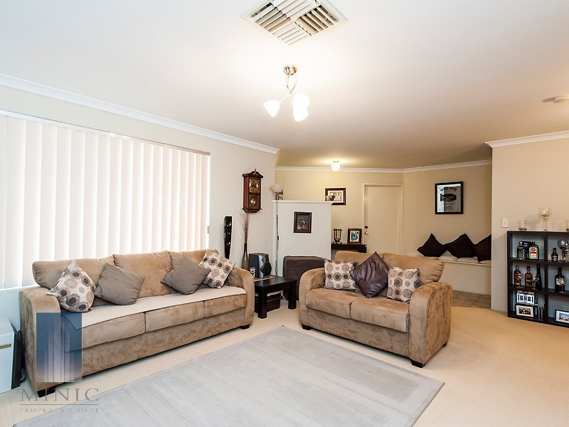 4 Lakewook Cove, Kenwick WA 6107
