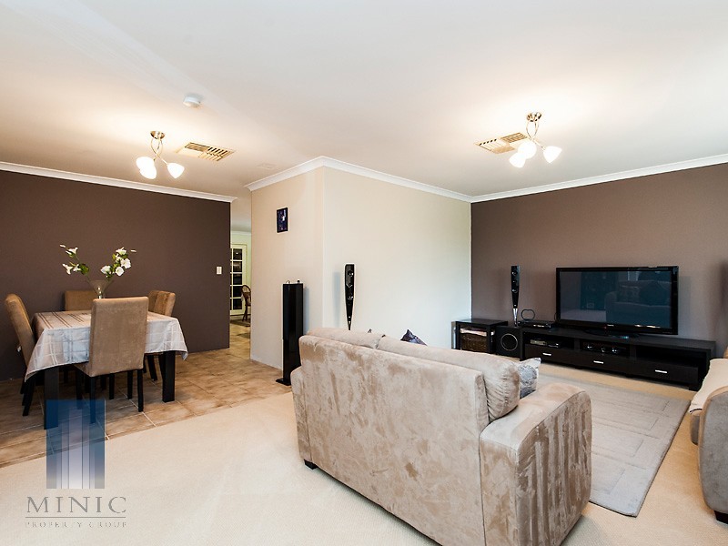 4 Lakewook Cove, Kenwick WA 6107