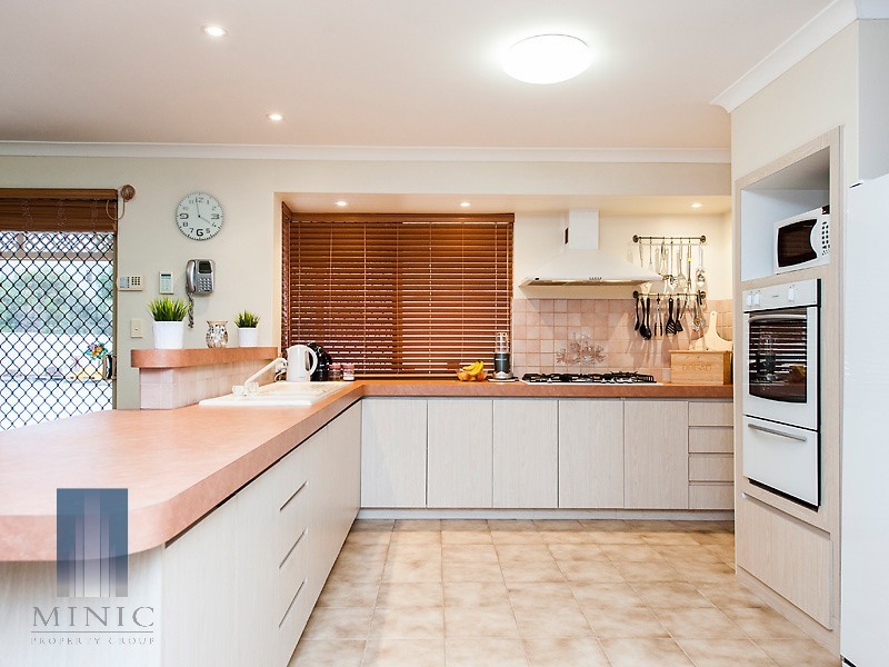 4 Lakewook Cove, Kenwick WA 6107