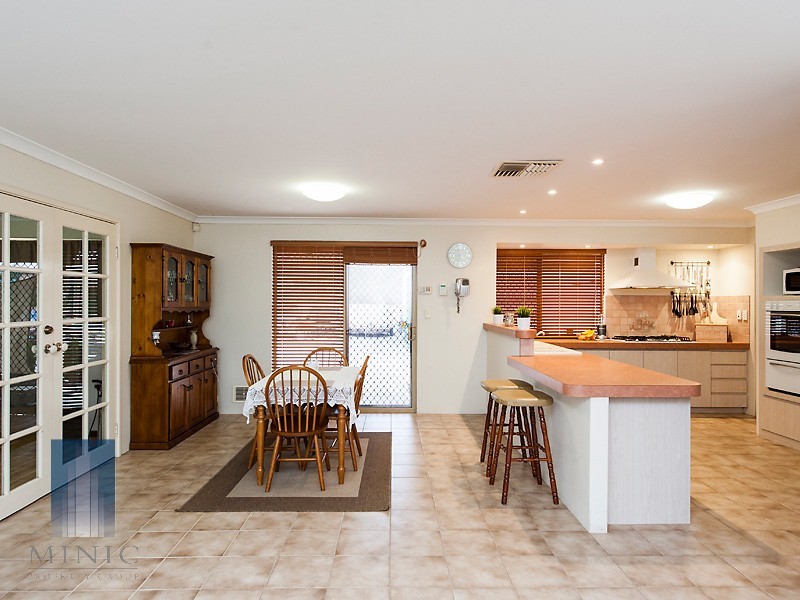 4 Lakewook Cove, Kenwick WA 6107
