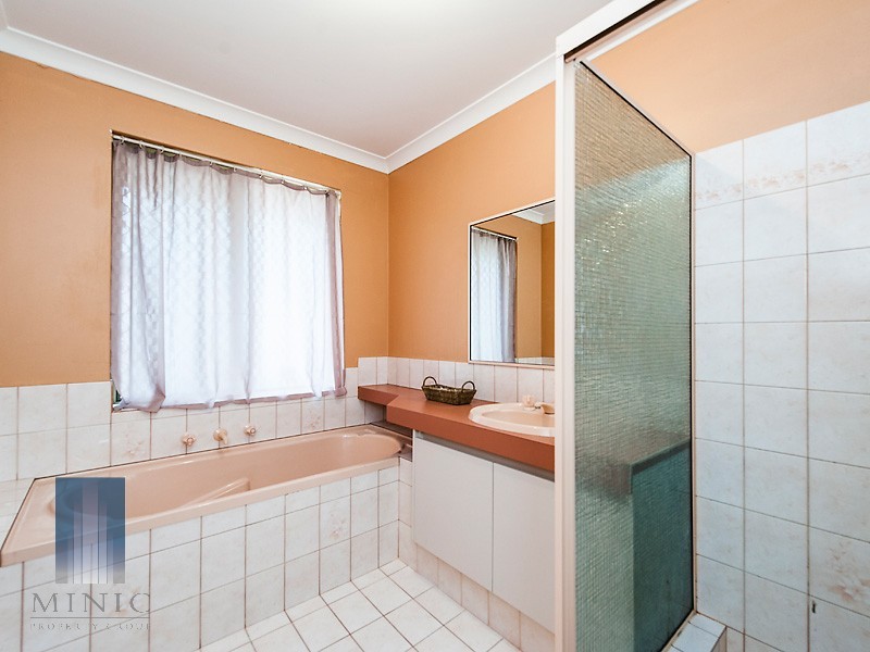 4 Lakewook Cove, Kenwick WA 6107