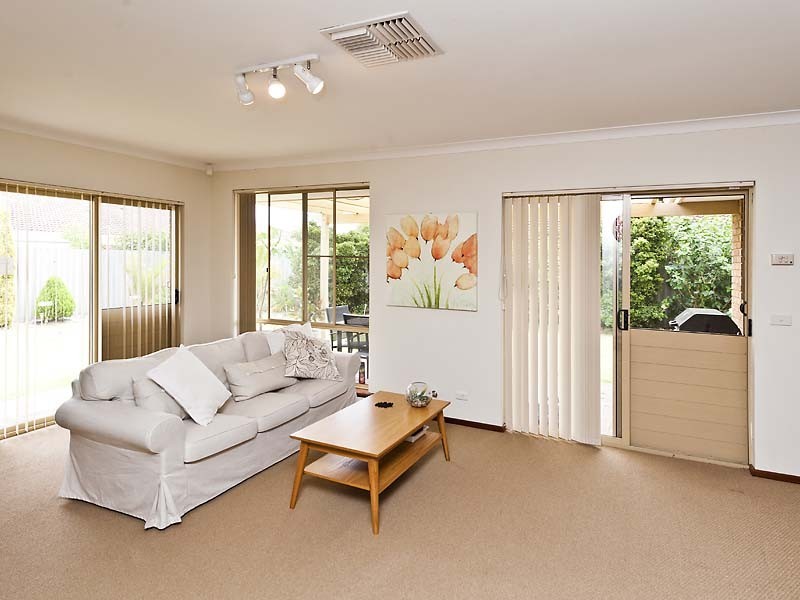 8 Gladstone Road, Leeming WA 6149