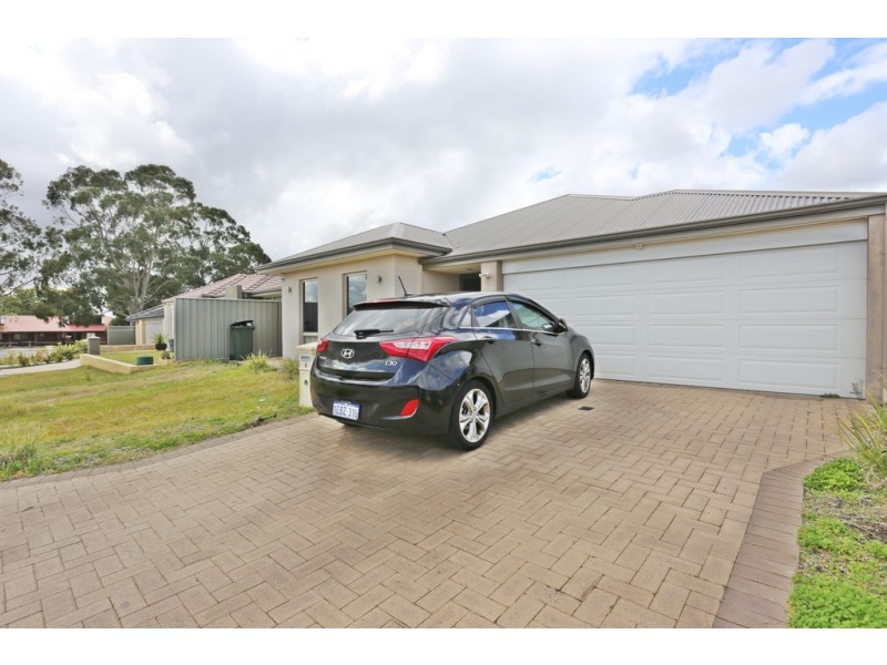 6 Reginald Street, Queens Park WA 6107