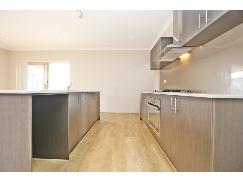 6 Reginald Street, Queens Park WA 6107