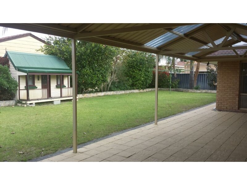 8 Brunswick Road, Thornlie WA 6108