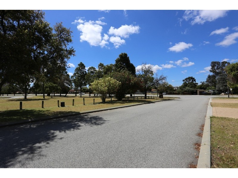 4 Clovelly Crescent, Lynwood WA 6147