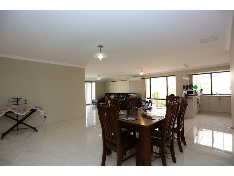 18 Quokka Street, Wattle Grove WA 6107