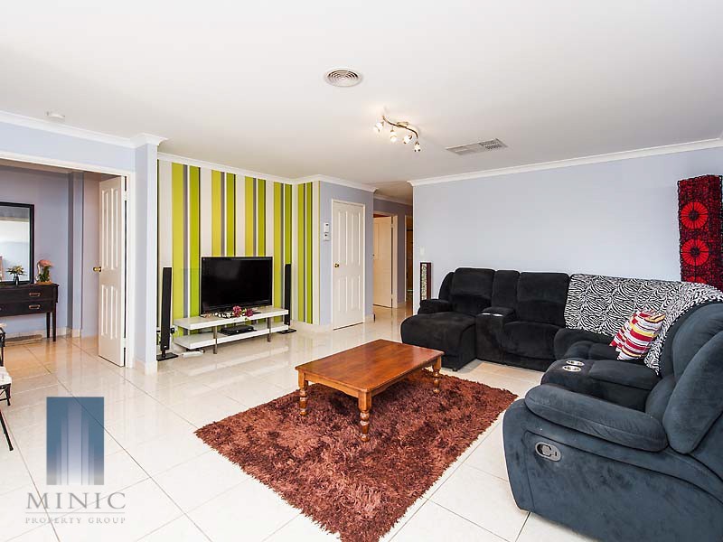 2 Zinnia Lane, Halls Head WA 6210