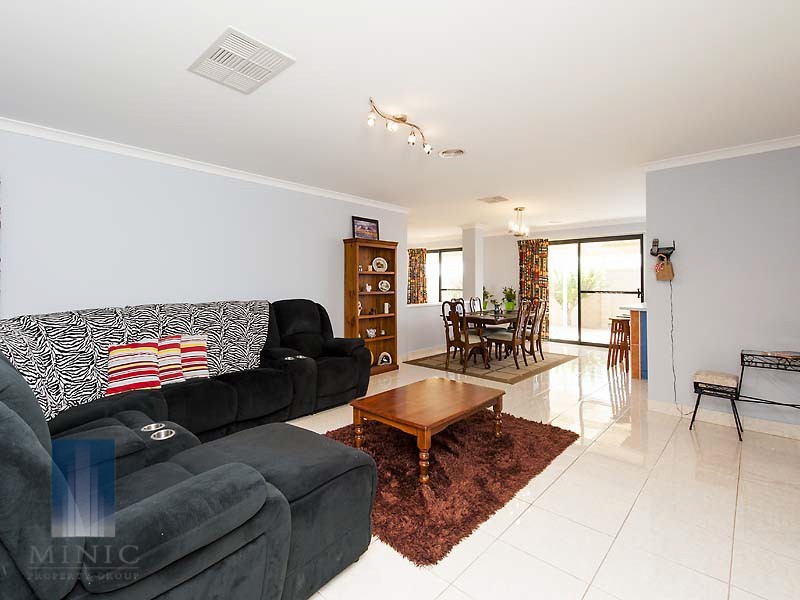 2 Zinnia Lane, Halls Head WA 6210