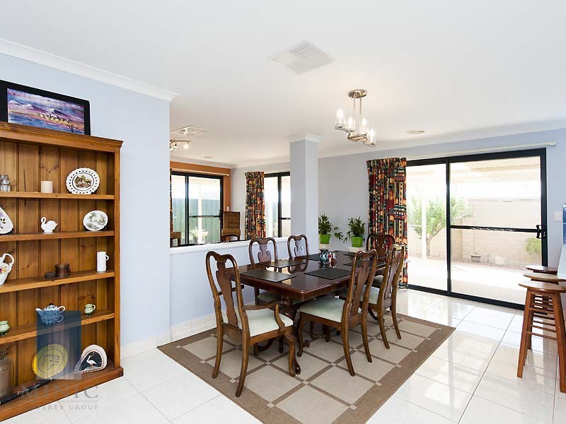 2 Zinnia Lane, Halls Head WA 6210